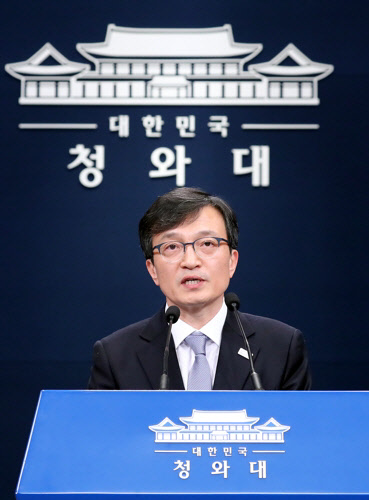 김의겸 청와대 신임 대변인이 2일 춘추관 대브리핑실에서 평창올림픽 기간 정상회담 일정 등에 대해 첫 브리핑을 하고 있다. 연합뉴스